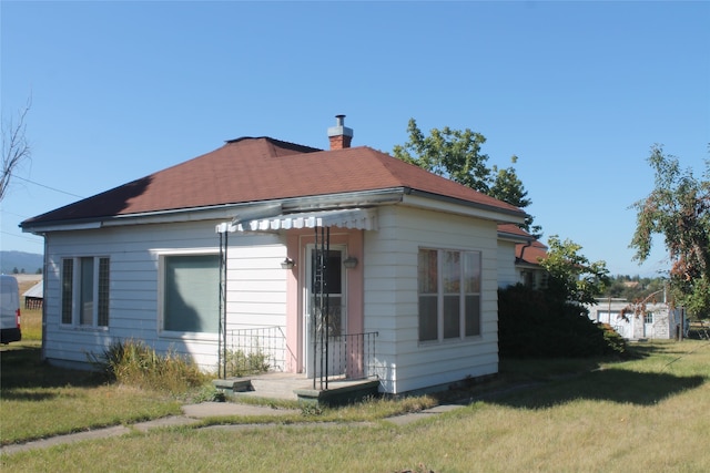 view of front of property featuring a front yard