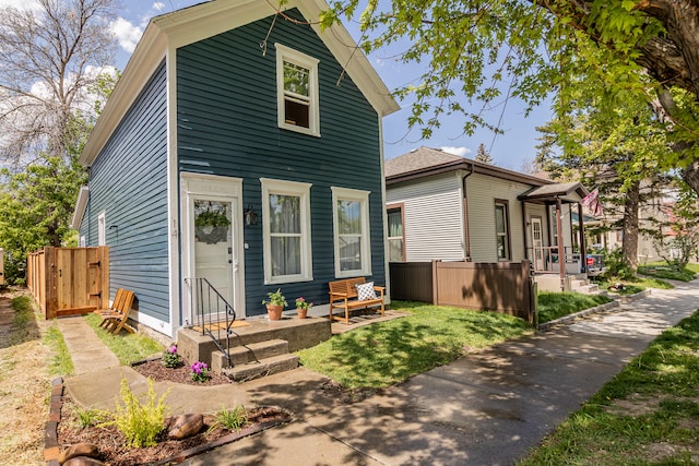 view of front of home featuring a front lawn