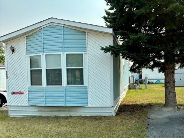 view of side of property featuring a yard