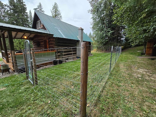 view of yard featuring an outbuilding