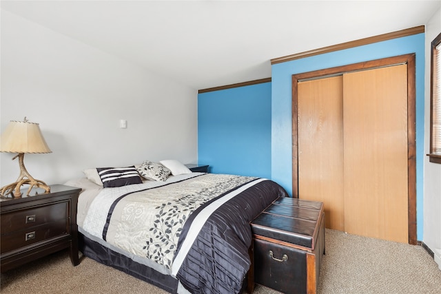 bedroom featuring carpet flooring and a closet