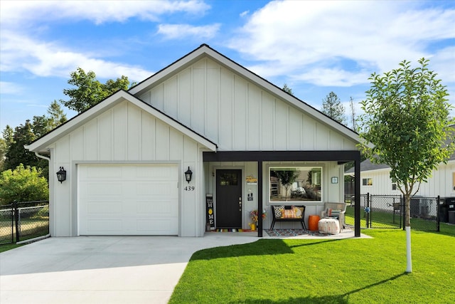 view of front of home featuring fence, an attached garage, driveway, and a front yard