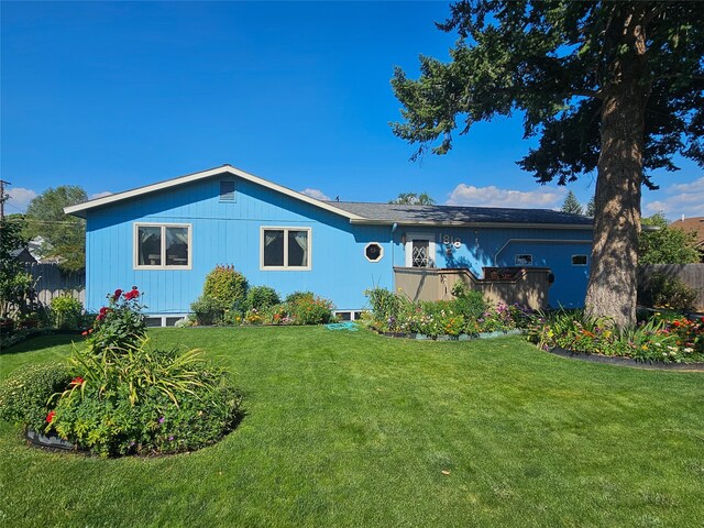 view of front of home featuring a front yard