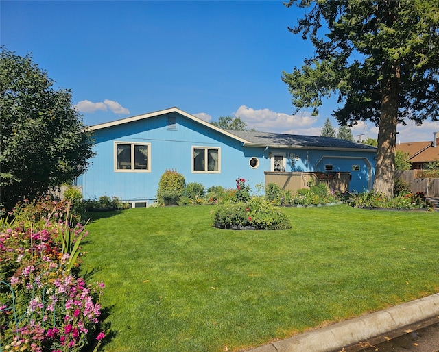 view of front of property featuring a front lawn