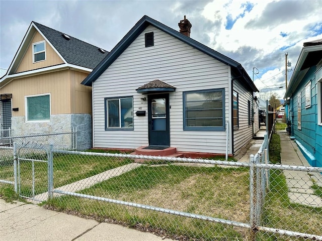 view of front of property featuring a front yard