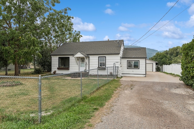 view of front of property featuring a front lawn