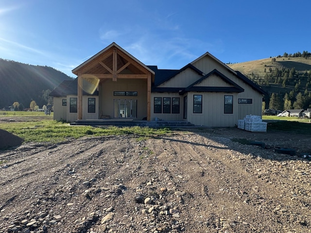 view of front of house featuring a mountain view