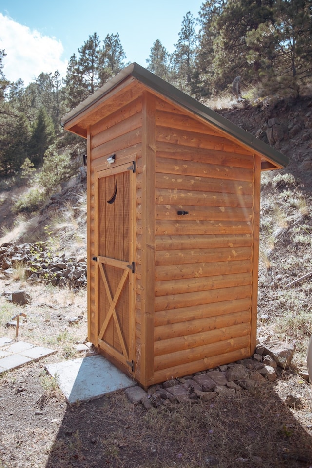 view of outbuilding