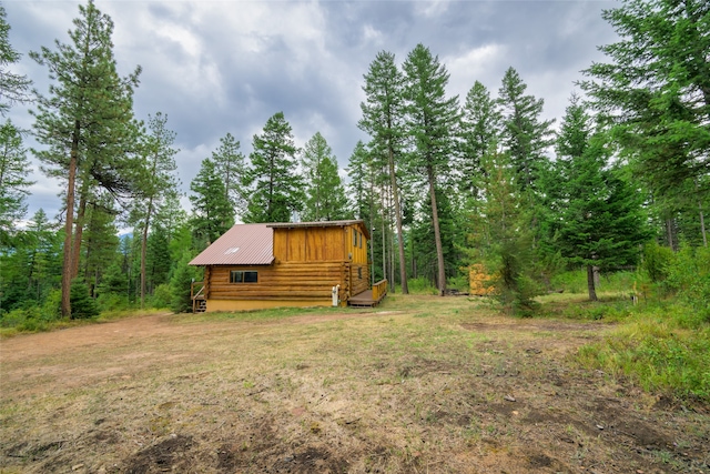 view of yard with an outbuilding