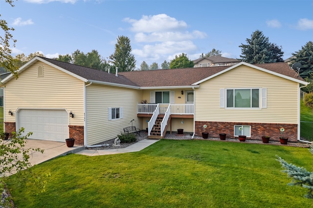 view of front of property featuring a garage and a front yard