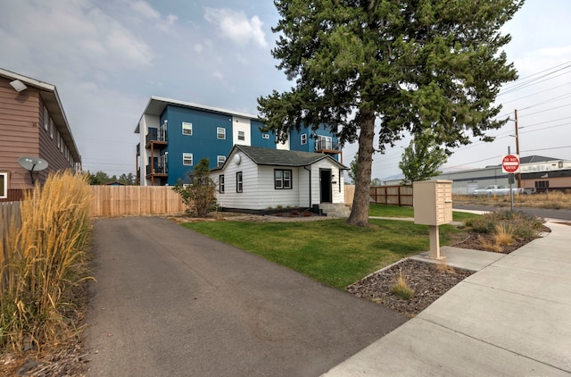 view of front of property featuring a front lawn