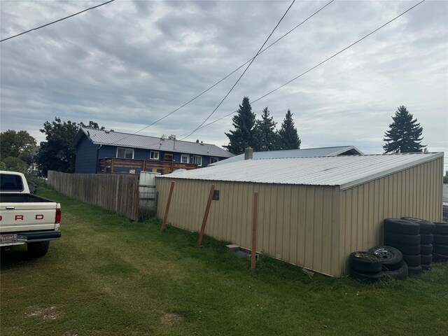 view of yard featuring an outbuilding