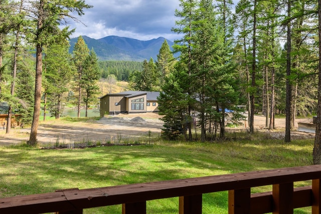 view of yard featuring a mountain view