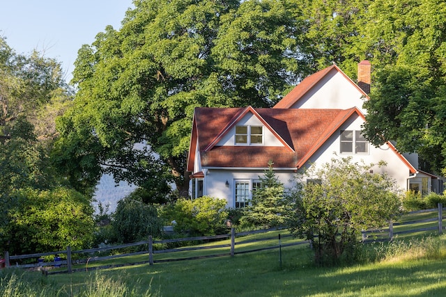 view of front of house with a front lawn