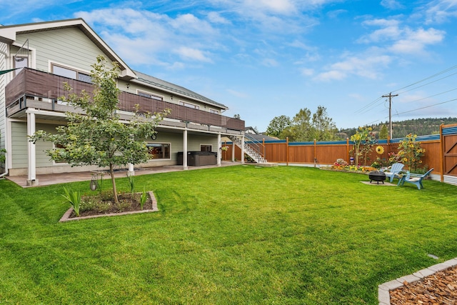 view of yard featuring a patio area