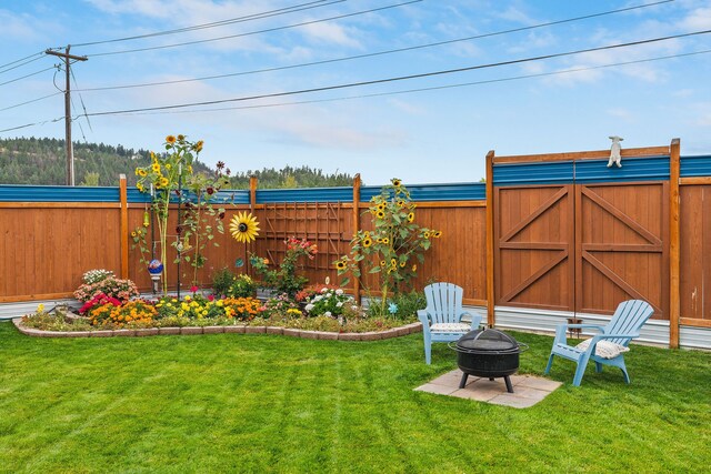 view of yard featuring an outdoor fire pit