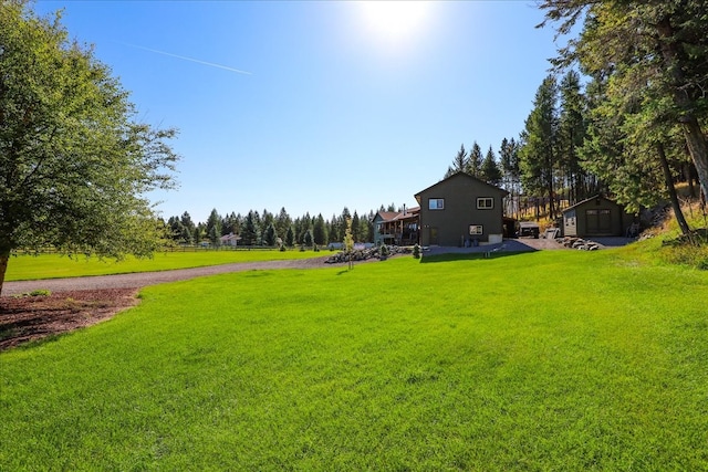 view of yard featuring an outdoor structure