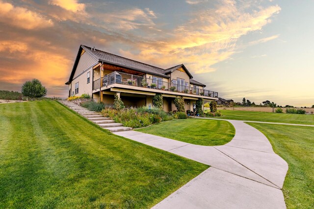 view of front facade featuring a lawn