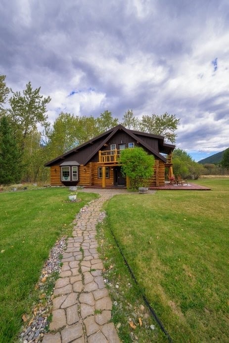 view of front of house with a front lawn