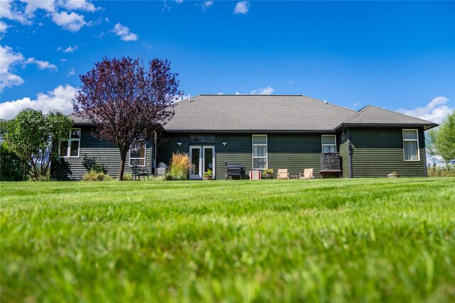 view of yard featuring an outdoor fire pit