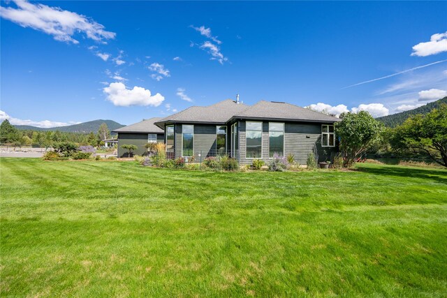 view of yard featuring a mountain view