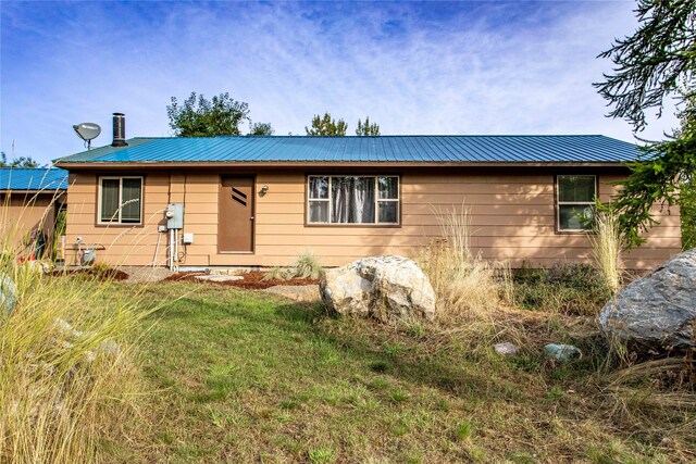 ranch-style house featuring a front yard