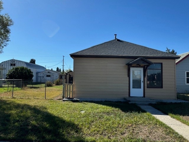 back of house featuring a yard