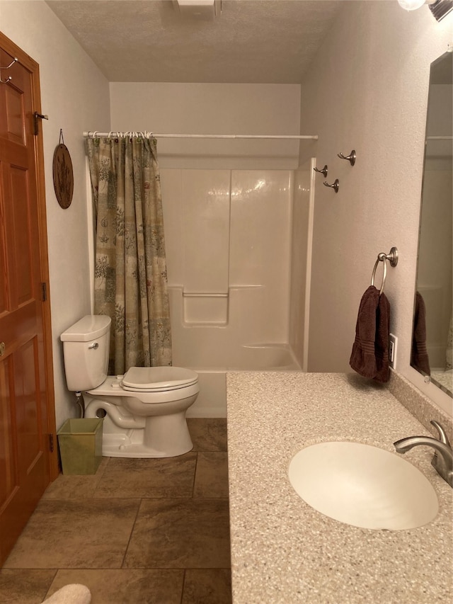 full bathroom featuring shower / tub combo with curtain, a textured ceiling, vanity, and toilet