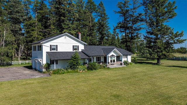 view of front facade featuring a garage and a front lawn