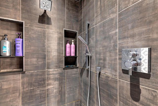 full bathroom featuring tiled shower