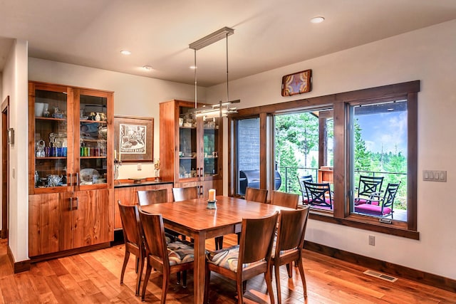 dining area with visible vents, recessed lighting, light wood-style flooring, and baseboards