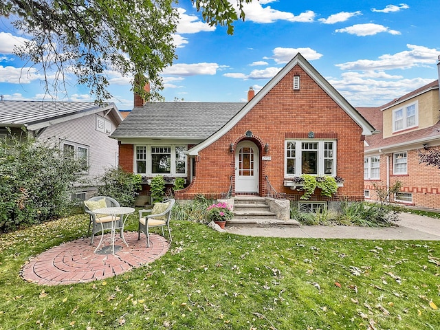 view of front of property featuring a front yard