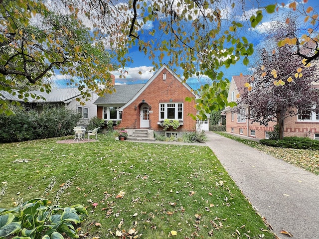 view of front of home featuring a front yard