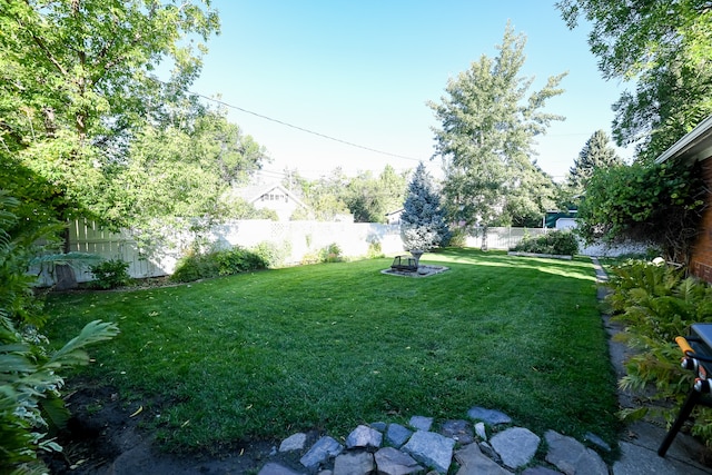 view of yard featuring a fire pit