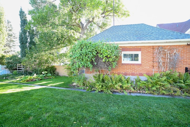 view of side of property featuring a lawn