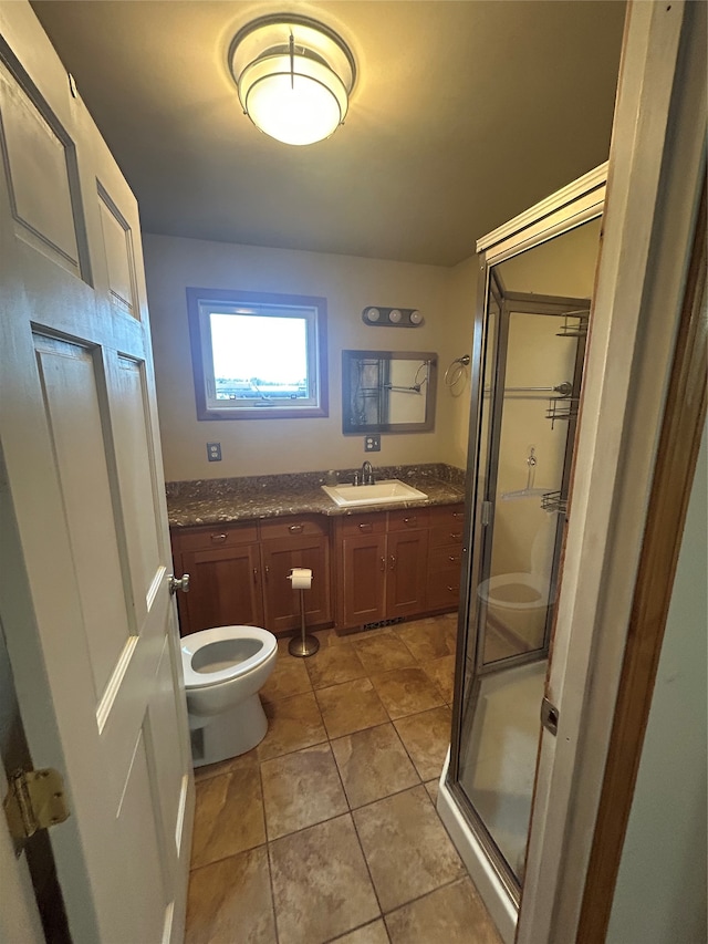 bathroom featuring tile walls