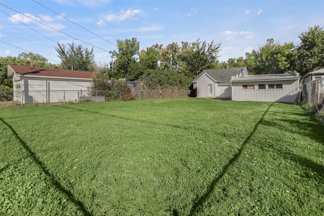 view of yard with an outbuilding