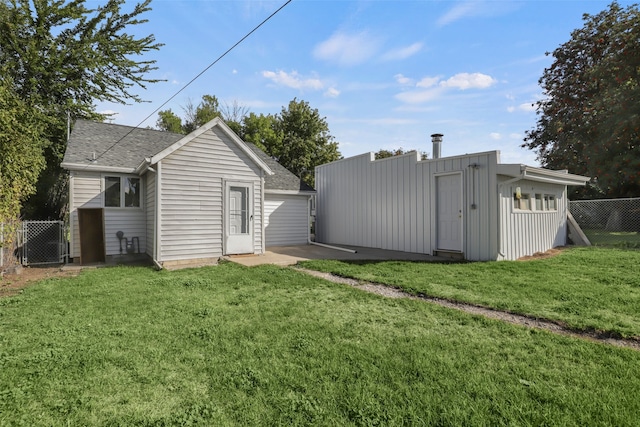 view of yard with an outdoor structure