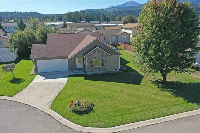 view of front of home featuring a mountain view and a front yard