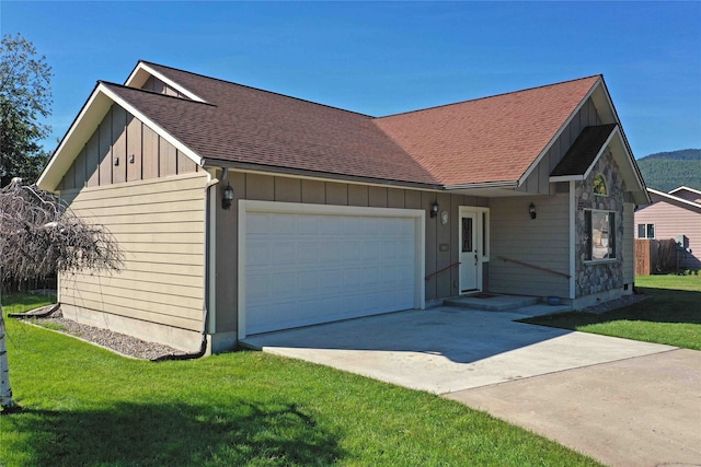 view of front of home featuring a front lawn and a garage