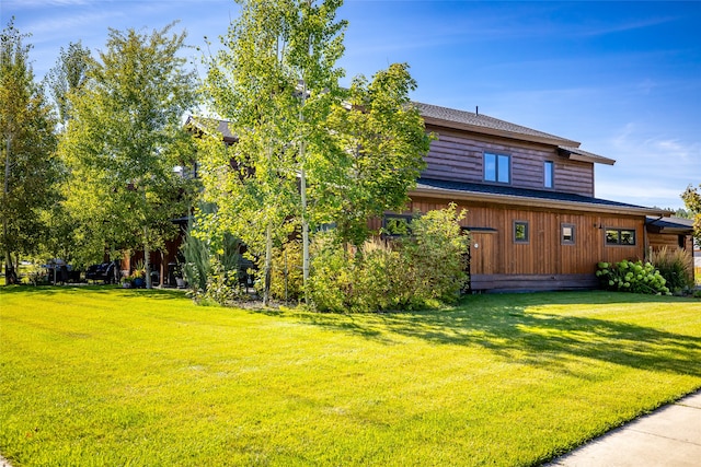 view of front of home with a front lawn