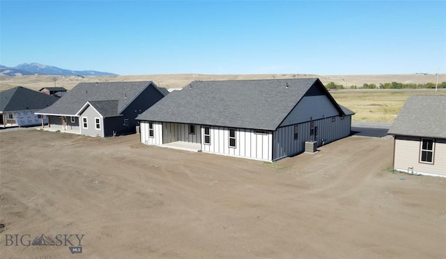 view of front of house featuring a mountain view