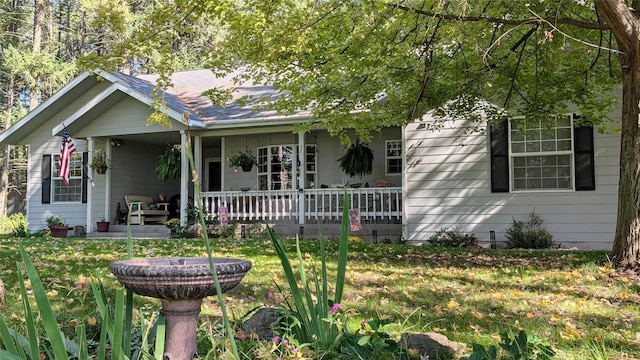 view of front facade with a porch and a front lawn