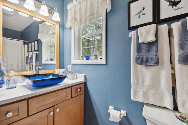 full bathroom featuring curtained shower and vanity