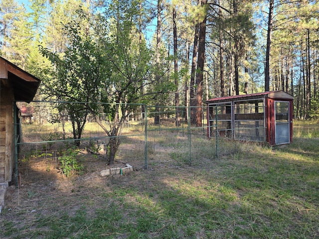 view of yard featuring an outdoor structure