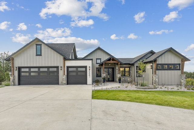 modern farmhouse style home featuring a front yard and a garage