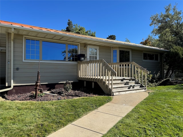 view of front of property featuring a front lawn