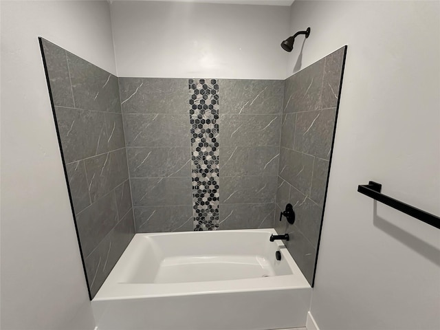 bathroom with tiled shower / bath