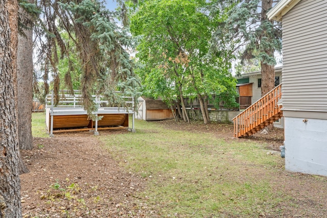 view of yard featuring a shed