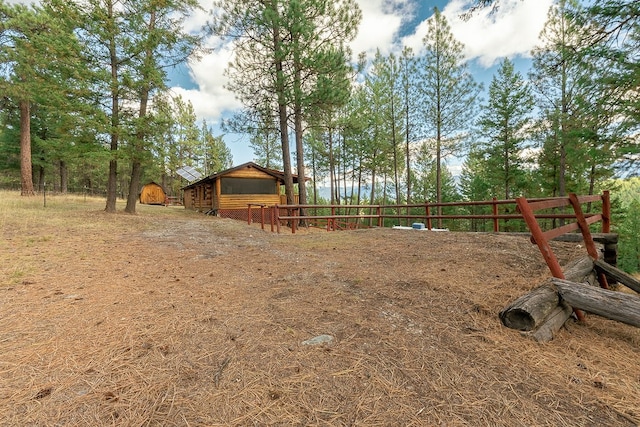 view of yard with an outbuilding